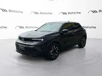 Neu Opel Mokka-e Edition 114 kW (156 PS) 2026 Lackierung schwarz perla nera/typ aussenverkleidung metalliclackierung SUV