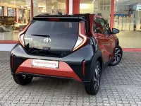 Neu Toyota Aygo X 72 PS (52 kW) 2025 Chili red / night sky black SUV