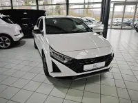 Neu Hyundai i20 Blackline 90 PS (66 kW) 2026 Weiss Kleinwagen