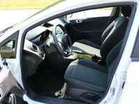 Gebraucht Ford Fiesta Trend 101 PS (74 kW) 2015 Weiß Kleinwagen