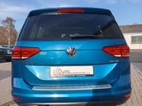 Gebraucht VW Touran Highline 150 PS (110 kW) 2017 Caribbean blue metallic Van / Kleinbus