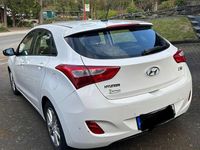 Gebraucht Hyundai i30 Edition 99 PS (72 kW) 2015 Weiß Limousine