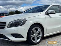 Gebraucht Mercedes A180 Urban 122 PS (89 kW) 2014 Calcitweiss/zirrusweiss Limousine