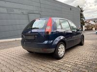 Gebraucht Ford Fiesta Ambiente 59 PS (43 kW) 2002 Blau Kleinwagen