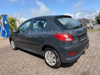 Gebraucht Peugeot 206 Basis 60 PS (44 kW) 2009 Grau Limousine