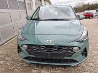 Gebraucht Hyundai i10 Select 67 PS (49 kW) 2022 Mangrove green / mic Kleinwagen