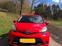Gebraucht Toyota Aygo 68 PS (50 kW) 2014 Rot Kleinwagen