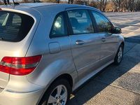 Gebraucht Mercedes B180 109 PS (80 kW) 2011 Silber Van / Kleinbus