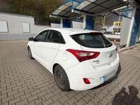 Gebraucht Hyundai i30 101 PS (74 kW) 2015 Weiß Kombi