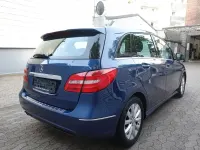 Gebraucht Mercedes B180 122 PS (89 kW) 2012 Blau Kleinwagen