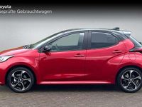 Neu Toyota Yaris Hybrid Plus 131 PS (96 kW) 2025 Karminarot/schwarz Limousine