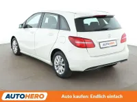 Gebraucht Mercedes B180 Style 122 PS (89 kW) 2018 Calcitweiss/zirrusweiss Kleinwagen