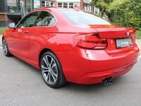 Gebraucht BMW 230 Sport Line 252 PS (185 kW) 2018 Melbourne rot metallic Coupé