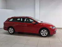 Gebraucht VW Golf VIII Life 110 PS (80 kW) 2023 Kings red metallic Kombi