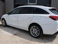 Gebraucht Hyundai i30 Select 110 PS (80 kW) 2018 Weiß Limousine