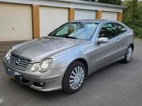 Gebraucht Mercedes C180 143 PS (105 kW) 2007 Gold Coupé