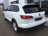 Gebraucht VW Touareg 231 PS (169 kW) 2022 Oryxweiß perlmutteffekt (metallic) SUV