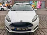 Gebraucht Ford Fiesta Ambiente 60 PS (44 kW) 2013 Weiß Kleinwagen