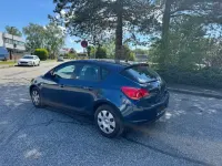 Używany Opel Astra Edition 101 KM (74 kW) 2012 Niebieski Sedan/Limuzyna