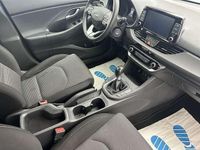 Gebraucht Hyundai i30 Pure 101 PS (74 kW) 2017 Rot metallic