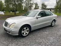 Usado Mercedes E220 150 CV (110 kW) 2003 Gris Berlina
