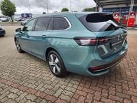 Gebraucht VW Passat Elegance 150 PS (110 kW) 2024 Maripositgrün metallic Kombi