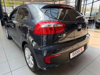 Używany Kia Rio Attract 75 KM (55 kW) 2016 Niebieski Hatchback