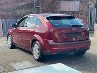 Gebraucht Ford Focus Ghia 101 PS (74 kW) 2005 Rot Limousine