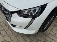 Gebraucht Peugeot e-208 Active 100 kW (136 PS) 2021 Lack weiss banquise/typ aussenverkleidun (metallic) Kleinwagen