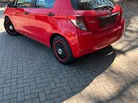 Gebraucht Toyota Yaris 70 PS (51 kW) 2012 Rot Kleinwagen