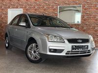 Gebraucht Ford Focus Ghia 145 PS (106 kW) 2007 Silber Limousine
