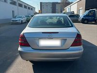 Gebraucht Mercedes E220 150 PS (110 kW) 2003 Silber Limousine