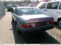 Gebraucht Mercedes E300 179 PS (131 kW) 1988 Blau Limousine