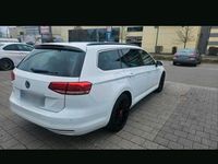 Gebraucht VW Passat 115 PS (84 kW) 2018 Weiß Kombi