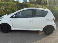 Gebraucht Toyota Aygo 68 PS (50 kW) 2011 Weiß Kleinwagen