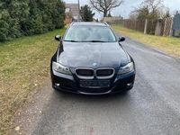 Gebraucht BMW 318 142 PS (104 kW) 2011 Schwarz Kombi