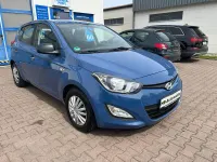 Gebraucht Hyundai i20 90 PS (66 kW) 2015 Blau Kleinwagen