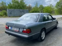 Gebraucht Mercedes E220 150 PS (110 kW) 1993 Grau Limousine