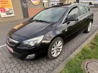 Używany Opel Astra 179 KM (131 kW) 2011 Czarny Kombi
