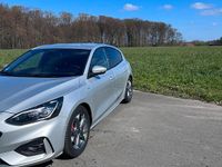 Używany Ford Focus ST-Line 125 KM (91 kW) 2020 Srebrny Sedan/Limuzyna