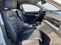 Gebraucht VW Touareg 231 PS (169 kW) 2023 Weiß (oryxweiß perlmutteffekt) SUV