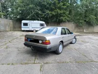 Gebraucht Mercedes E230 132 PS (97 kW) 1988 Silber Limousine