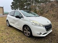 Gebraucht Peugeot 208 Allure 82 PS (60 kW) 2015 Weiß Kleinwagen