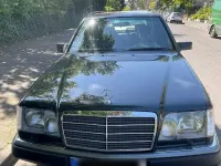 Używany Mercedes E280 193 KM (141 kW) 1995 Czarny Sedan/Limuzyna
