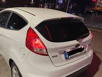 Gebraucht Ford Fiesta Trend 101 PS (74 kW) 2015 Weiß Kleinwagen