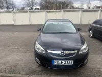 Używany Opel Astra Design Edition 101 KM (74 kW) 2011 Czarny Sedan/Limuzyna