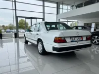 Używany Mercedes E230 132 KM (97 kW) 1985 Biały Sedan/Limuzyna