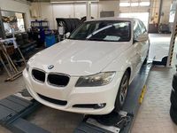 Gebraucht BMW 320 163 PS (119 kW) 2010 Weiß Limousine