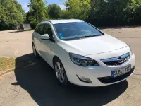 Gebraucht Opel Astra Edition 125 PS (91 kW) 2011 Weiß Kombi