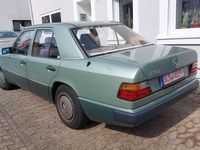 Gebraucht Mercedes E230 132 PS (97 kW) 1990 Grün Limousine